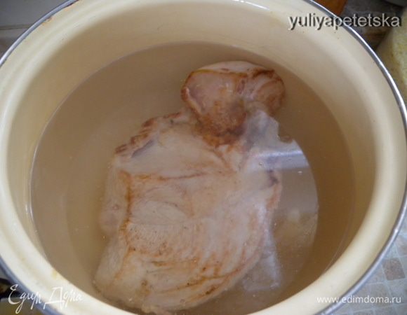 Когда мясо покроется блестящей пленкой,  кости как бы лаком, влить 3 литра холодной воды, накрыть крышкой, дать закипеть 3 раза на большом огне, каждый раз отставляя кастрюлю и снимая накипь. 