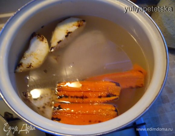 Затем, приподняв мясо вилкой, облить его суповой ложкой бульоном, чтобы смыть оставшуюся на нем пену, переложить в другую кастрюлю и туда же процедить бульон, посолив его и коренья. Можно добавить пучок зелени петрушки, порея и сельдерея.  