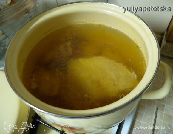 Варить, не плотно закрыв крышкою, 2-3 часа на малом огне. (на фото сварился - выключила). Все время как варился бульон я была на кухне. Занималась другим блюдом. Ничего не замечала. Потом на пару минут зашла в другую комнату. Вернувшись я остолбенела от аромата, который я не замечала будучи там. Аромат от варившихся припеченых кореньев. С неприпеченными тоже хорошо. Но так - супер!