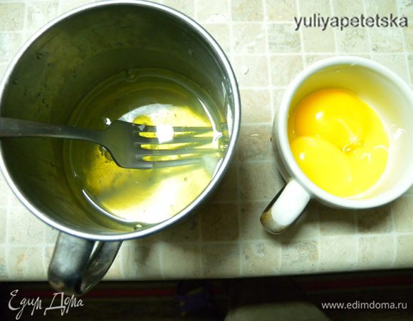 1). 2 сырых белка размешать с 2 ст л холодной, разбавить немного теплым бульоном, 