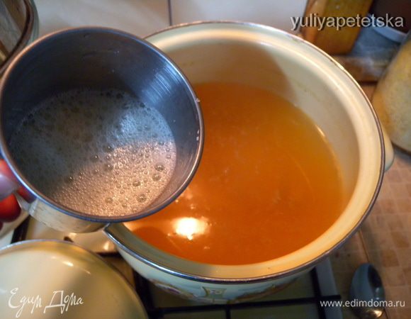 все это влить в кастрюлю с бульоном , и быстро мешая, поставить на малый огонь. При сворачивании,  белок вбирает  всю муть и очищает бульон, который (затем процедить через сито или салфетку).  