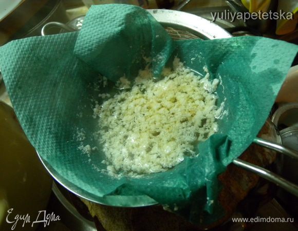 Однажды попробовала сразу через салфетку – ничего не вышло, быстро забилась. Так очищают уже готовый бульон. 
2). ВТОРОЙ СПОСОБ ОЧИСТКИ для очищения во время варки. Чтобы приготовить более тонкий, прозрачный бульон его очищают оттяжкой, для которого мясо берется из того же мяса, что и для бульона.  Такой бульон пригодится для заливного или холодца. Оттяжка делается так: около ½ куска сырого мяса, без кости и жира, пропустить через мясорубку, сложив в сотейник, прибавив около 2 сырых взбитых белка, влить 1 ½ ст. холодной воды, чтобы образовалась жидкая кашица, которую постепенно подогреть, с прибавлением нескольких  ложек бульона.  Все это влить в бульон, (когда он уже проварился 2,5 часа из 4-х), хорошенько перемешать, сделать маленький огонь, не плотно закрыв крышкой, и варить на малом огне около 1 ½ часа.  Когда оттяжка свернется, очистив бульон, вынуть ее на мокрую  салфетку и процедить через нее бульон.  С оттяжкой бульон получается крепче, нежели с мясом, положенным сразу в котёл, так как из оттяжки вывариваются все соки. Куриный бульон очищается белком или куриной оттяжкой.  
