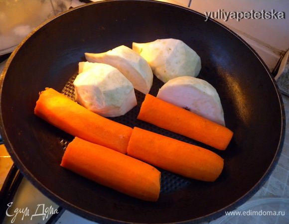 Бульон ЖЕЛТЫЙ. Варится так же как и красный. Только мясо не обжаривается и  из кореньев обжаривается только половина. Повторюсь: Взять 1 кг мяса на кости, сполоснуть в холодной воде, не выжимая,  залить  3 литрами  холодной воды, накрыть крышкой, дать закипеть 3 раза на большом огне, каждый раз отставляя кастрюлю и снимая накипь. Затем, приподняв мясо вилкой, облить его суповой ложкой бульоном, чтобы смыть оставшуюся на нем пену, переложить в другую кастрюлю и туда же процедить бульон, посолив его. Взять луковицу,1-2 моркови, 1 петрушку, 1/3 сельдерея, очистить их, вымыть и разрезать их вдоль пополам. Одни половинки поджарить на масле и тогда опустить их в бульон вместе с не поджаренными кореньями. Можно добавить пучок зелени петрушки, порея и сельдерея.  Варить, не плотно закрыв крышкою, 2-3 часа на малом огне. Перед подачей, бульон процедить через сито или салфетку и прогреть, прибавив соли по вкусу.  Коренья и зелень идут в отходы. Если требуется совершенно прозрачный бульон, то его надо очистить белками или оттяжкой.  Так готовится основной чистый бульон. 