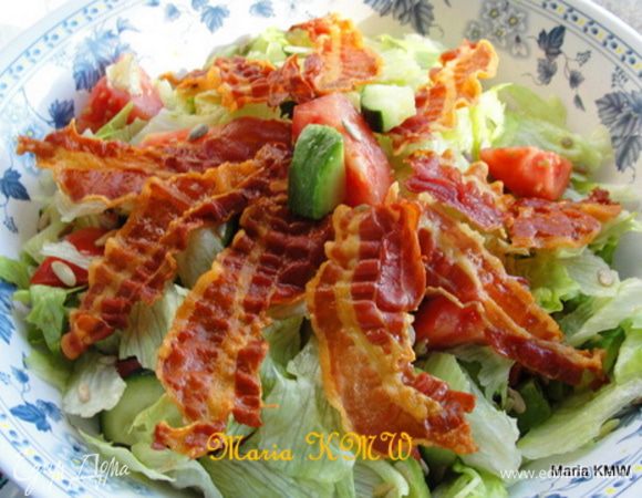 Приготовим заправку для салата, смешав все ингредиенты. Смешаем с салатом. Украсим хрустящим беконом.
Приятного аппетита!