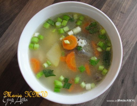 Снимаем с огня, процеживаем бульон через сито. Мясо срезаем, измельчаем.
Бульон ставим снова на плиту, добавляем очищенную, кубиками порезанную картошку и морковь, по истечении 5 минут забрасываем лапшу. Варим до готовности. Выкладываем мясо к бульону. Солим, перчим.
Подаем с перышками зеленого лука, зеленью.
Приятного аппетита!