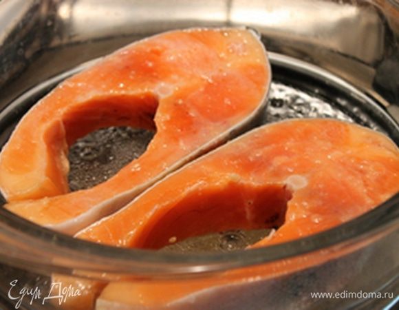 Рыбу слегка посолить, сбрызнуть лимонным соком, и варить на пару. Я делала и картофель и рыбу в пароварке одновременно. Так что картофель варился в рыбном бульоне. 