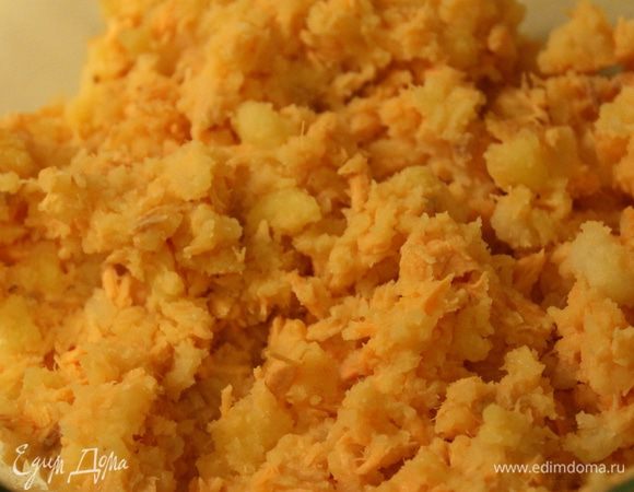 Готовый картофель размять вилкой, рыбу также, предварительно удалив все косточки (если конечно это не филе). 