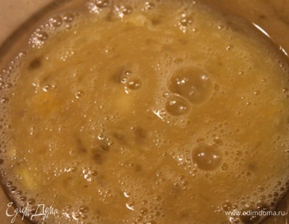 ...потом обвалять котлетки во взбитом яйце, слегка подсоленном.