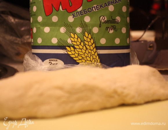 Делаем тесто из ингредиентов для теста. 