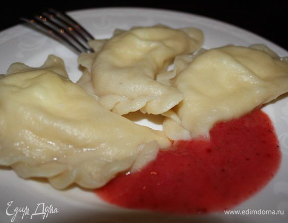 Выкладываем вареники смазываем сливочным маслом и соусом.Приятного аппетита!