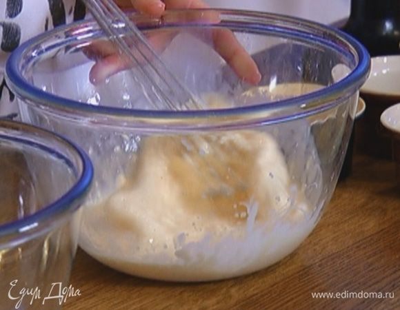 Яйцо с молоком взбить.