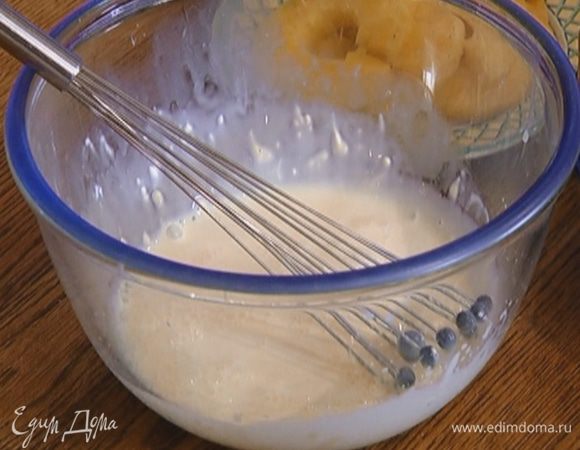 Добавить сметану, перемешать.