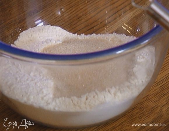 Муку смешать с сахаром, солью и разрыхлителем.