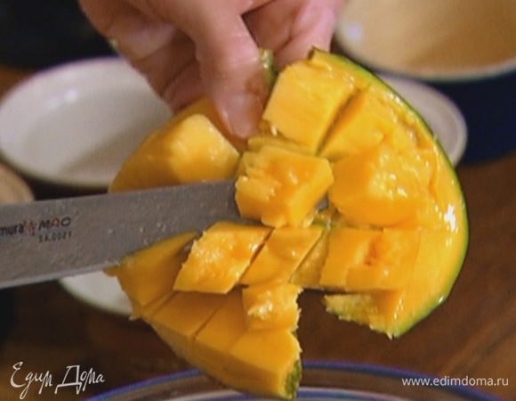 Манго почистить, 100 г мякоти нарезать небольшими кубиками.