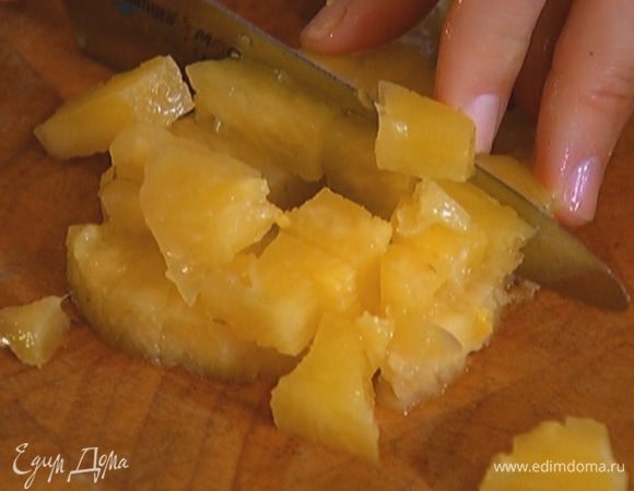 Ананас нарезать небольшими кубиками.