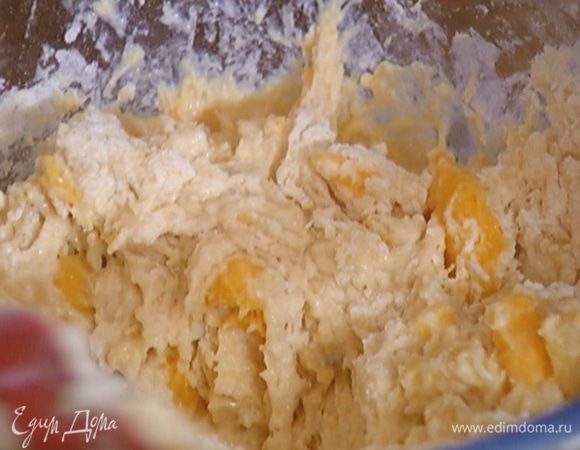 Опустить фрукты в сметанную массу, добавить муку с сахаром, все перемешать.