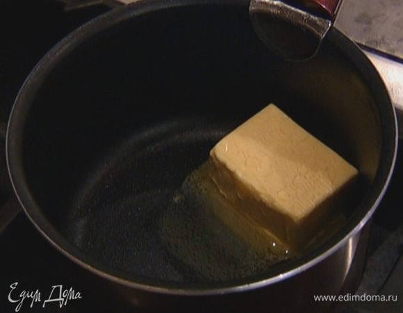Растопить 80 г сливочного масла.