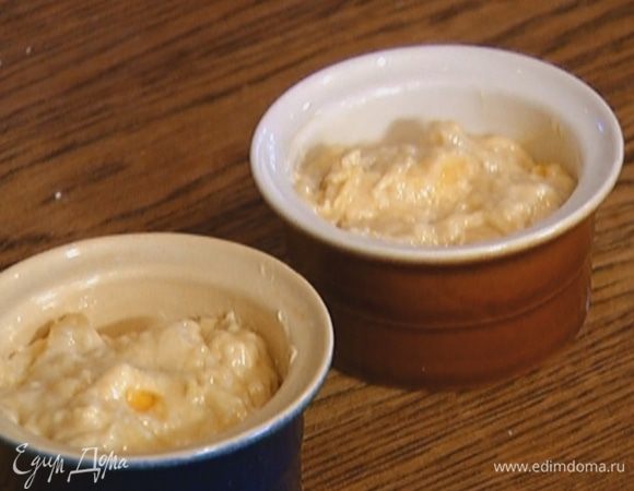 Формы для маффинов смазать оставшимся маслом и наполнить их тестом на 2/3 объема.