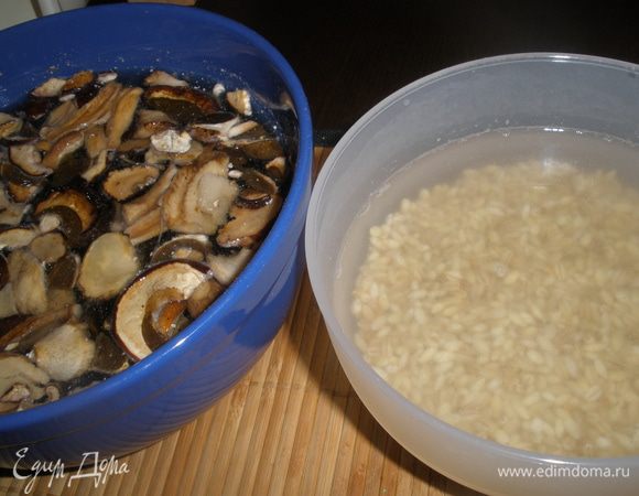 Замочить грибы и перловую крупу примерно на 2 часа. 