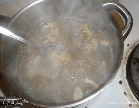 В кипящий бульон/воду добавляем крупу и порезанные разбухшие грибы, варим до готовности перловки, примерно минут 40. 