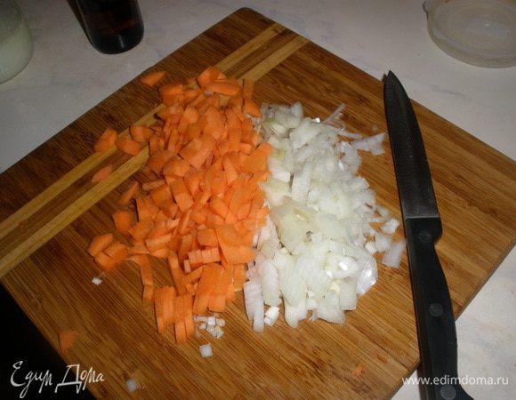 Морковь, лук и огурцы мелко режем. 