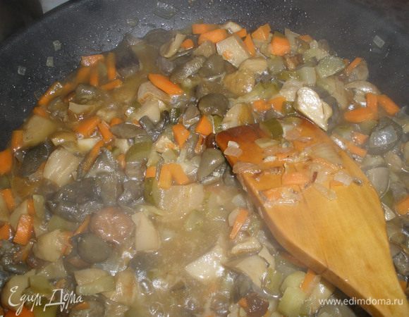 Пока крупа и грибы варятся, делаем зажарку: на растительном масле обжариваем слегка лук, добавляем морковь. Жарим пока морковь не станет мягкой. Затем добавляем грибы (у меня были заранее отварные лесные грибы)все вместе тушим минут 10. Добавляем рассол и грибы. Солим по вкусу, перчим, добавляем 2 лавровых листа и выдавливаем чеснок. 