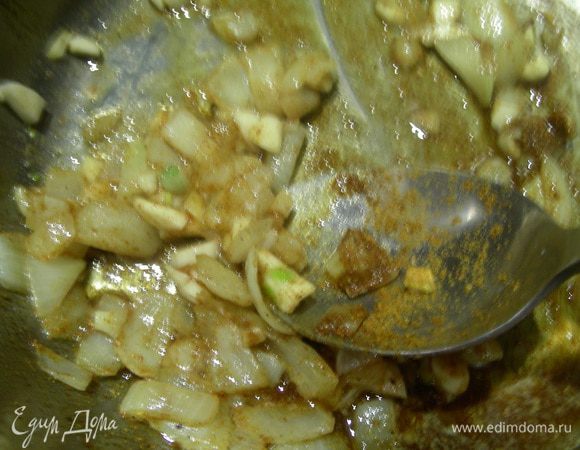 В кастрюле разогреваем масло и обжариваем лук минуты 3-5, помешивая. Затем добавляем чеснок и карри, готовим на небольшом огне еще несколько минут.
