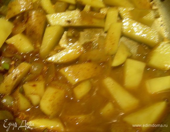 Затем кладем картофель, добавляем немного бульона или воды и варим минут 15.
