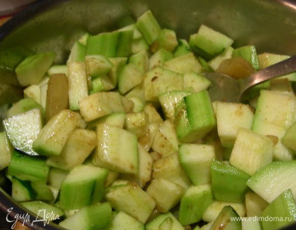 Добавляем цукини, бульон и готовим еще минут 10-15 до мягкости овощей. Солим, перчим, взбиваем суп в блендере, при необходимости разбавляя сливками или молоком. Хорошенько прогреваем суп.
