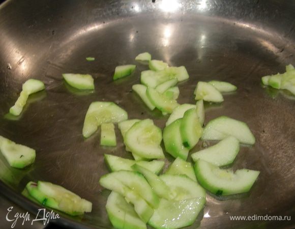 Оставшуюся половинку цуккини режем тонкими полосками и обжариваем пару минут на сильном огне. 
