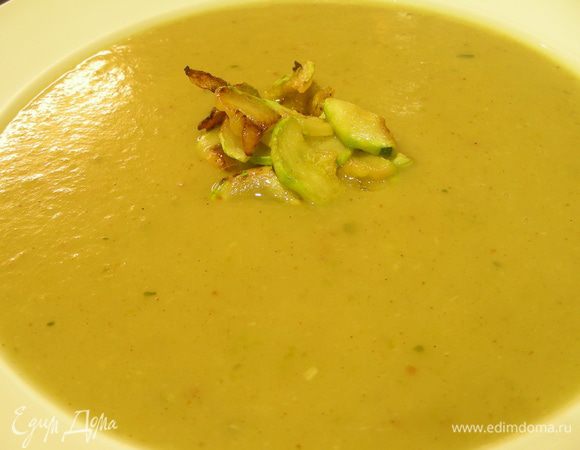 Разливаем суп по тарелкам, в каждую выкладываем соломку из цукини и подаем. Можно подавать его и холодным, но я так пока не пробовала. Приятного аппетита)) 