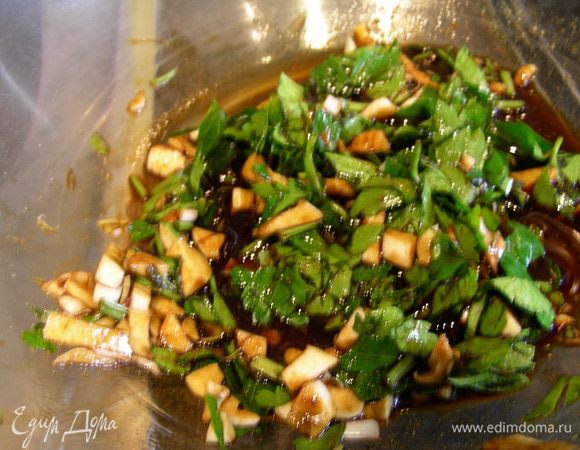 Смешиваем все продукты для маринада.
