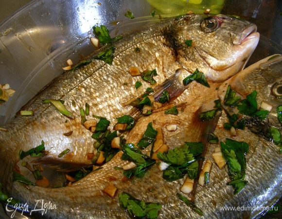 Хорошенько обмазываем им рыбку и убираем в холодильник минимум на 1 час (у меня получилось 4 часа).