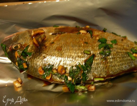 Выкладываем рыбку на фольгу и закрываем ее. Готовим ее в пароварке или в духовке (180гр) минут 20-25. 
