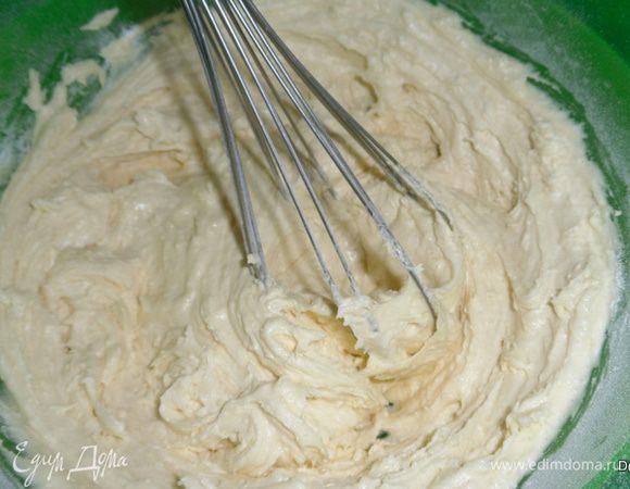 Постепенно ввести муку. 