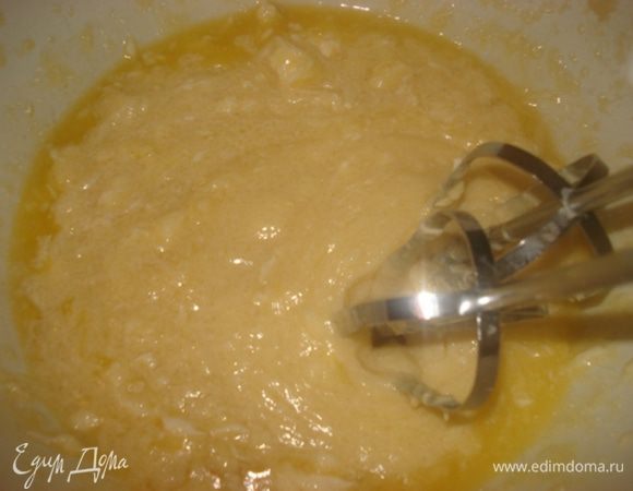 Размягченный маргарин разтереть с сахаром до пышной массы.