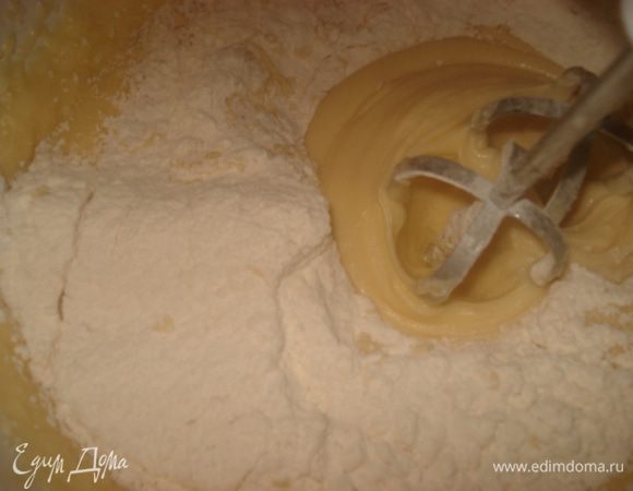 Ввести просеянную с содой муку и вымесить тесто.