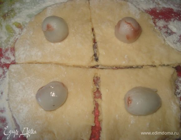 Раскатать тесто толщиной 3-4 мм и разрезать на квадраты, по середине каждого квадрата положить личи и защипить концы, сформировав шарики.