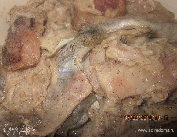 Нарезать рыбку небольшими кусками,сбрызнуть лимонным соком,посыпать сухой сладкой паприкой,кориандром,лимонной цедрой,черным перцем -пусть маринуется минут30-40.