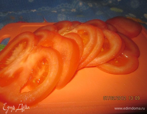 Нарезать помидорки.