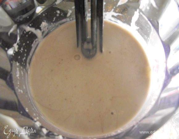 Банановый слой также взбить в блендере.