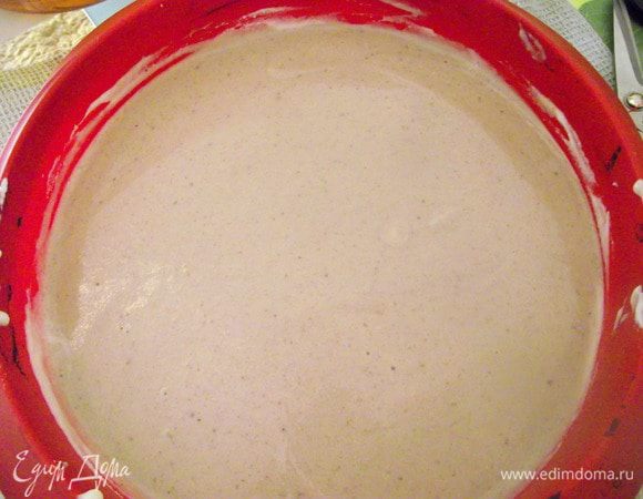 Вылить слоями ингредиенты: банановый слой, творожный, банановый. В форму D = 26см. Выпекать при 180°С около 40 минут