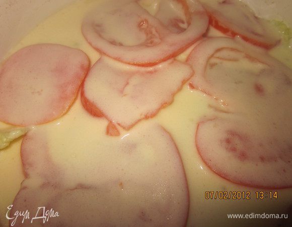 Выкладываем рыбку в форму.Сверху листья салата,порванные на кусочки,далее-тертый сыр,затем помидоры.Заливаем соусом.