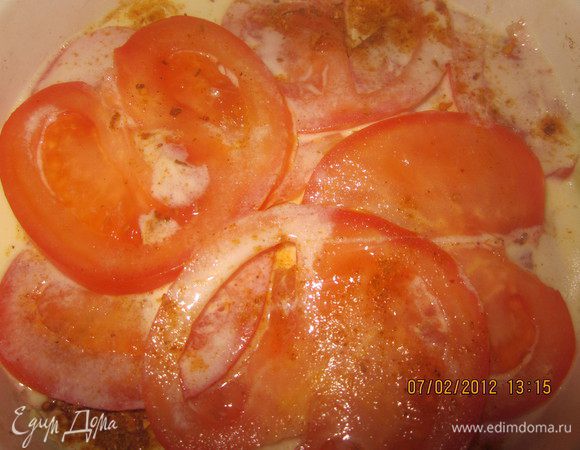 Сверху я выложила еще слой помидорок (люблю их в запеченом виде).Сверху присыпала красным перцем.