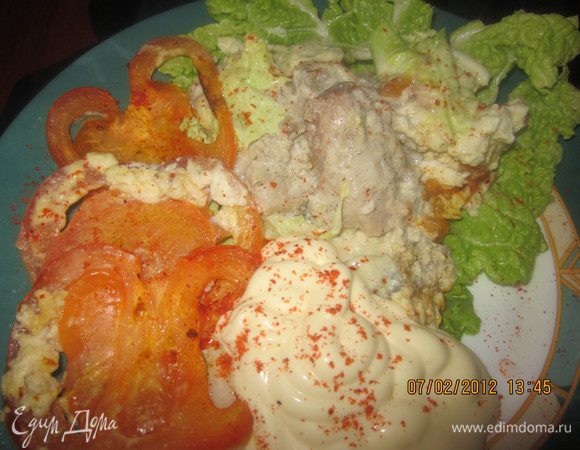 Подаем с чем душе угодно - с рисом, картофельным пюре или пастой.Для себя я на гарнир выложила печеные помидорки,а для мужа на ужин - макароны.Приятного аппетита!