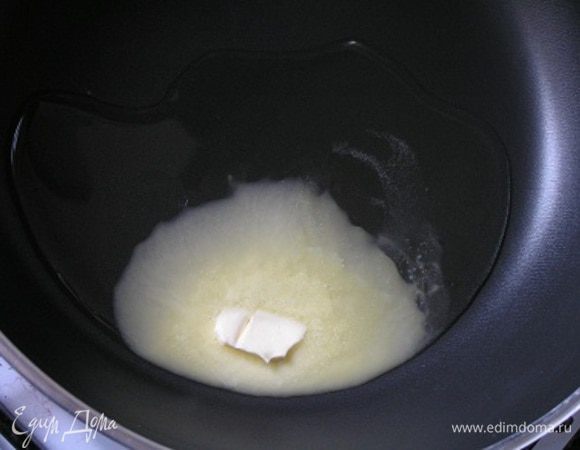 Разогреть сливочное и оливковое масло,