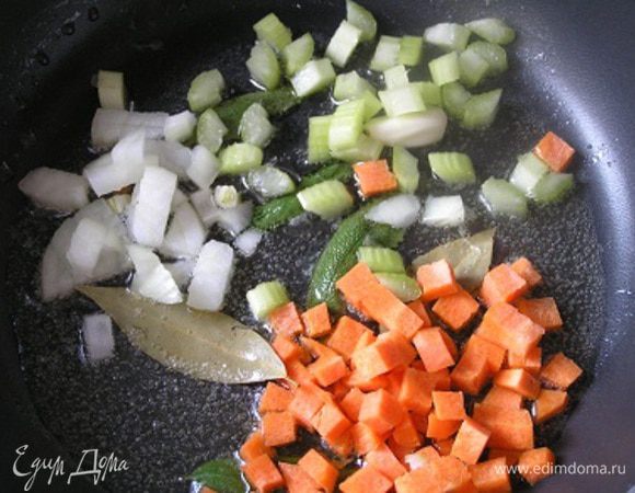 Добавить нарезанные кубиками морковь, лук и сельдерей.
