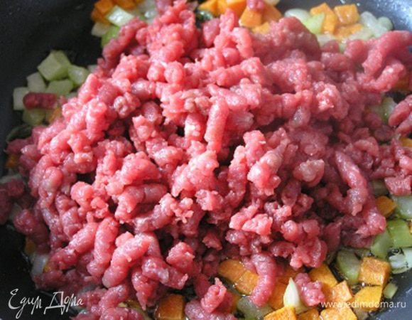 добавить мясо, посолить, поперчить.