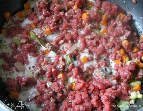 Влить вино, готовить пока оно не выпариться.