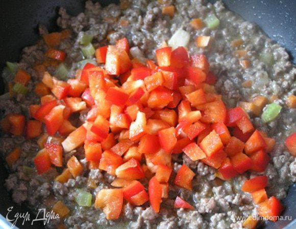Затем добавить нарезанный сладкий перец,